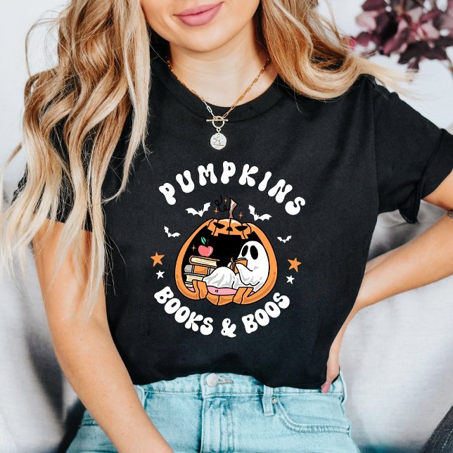 Cute Ghost Reading "Pumpkins Bokar & Boos" Retro T Shirt (Skapare uppladdad)
