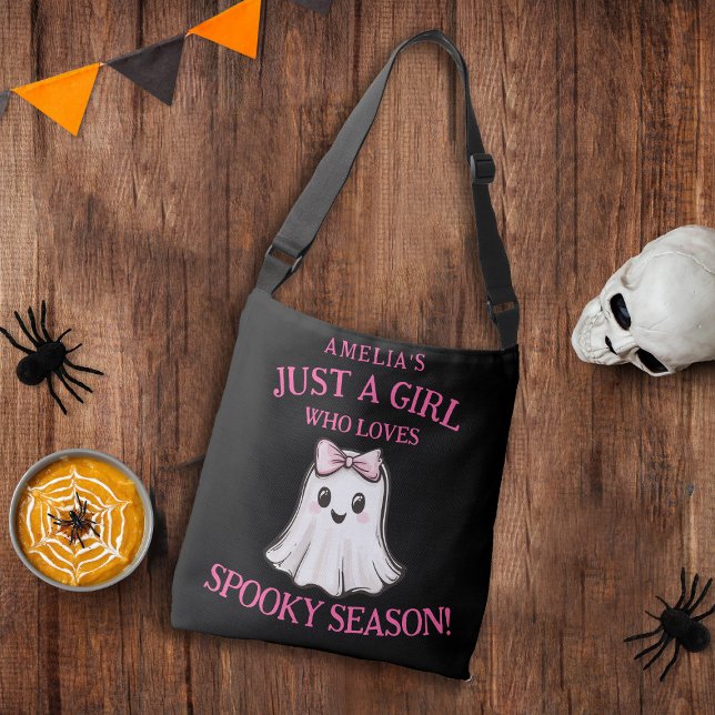 Cute Ghost Spooky Season Halloween  Axelväska (Custom Just a Girl Who Loves Spooky Season Cross Body Bag!)