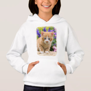 Cute Ginger Cat Kitten i en blomsterträdgård - T Shirt
