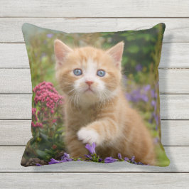 Cute Ginger Cat Kitten i Garden Photo - Utomhuskudde