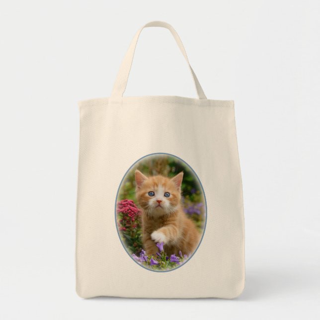 Cute ginger kitten i en trädgård tygkasse (Framsidan)