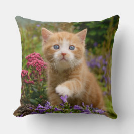 Cute ginger kitten i trädgården kudde