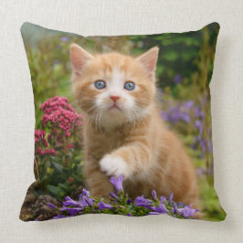 Cute ginger kitten i trädgården kudde