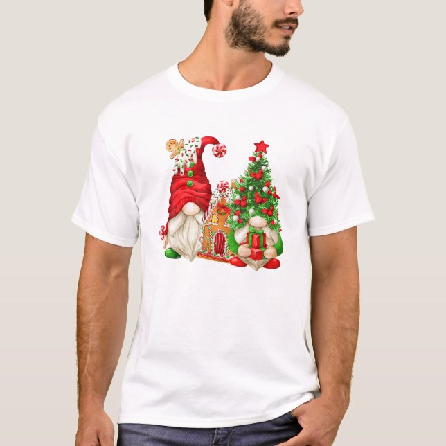 Cute Gingerbröd House och Santa Gnome for Christm T Shirt (Framsida)