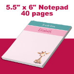 Cute giraffe, anpassade namn, rosa barn anteckningsblock<br><div class="desc">Det här beundransvärda anteckningsblocket på 5, 5 x 6 tum är perfekt för barn som kärlek kan markera! Med 40 sidor har den en söt giraffdesign i toppen bredvid redot "A Note from" för att vara personlig med ditt barns namn. Oavsett om de håller på att slå ihop påminnelser, doppa...</div>