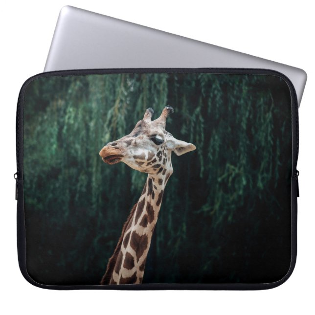 CUTE GIRAFFE PORTRÄTT LAPTOP FODRAL (Framsidan)