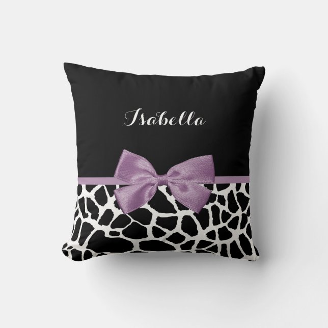 Cute Giraffe Skriv ut Lavender Lila Bow med Namn Kudde (Framsida)