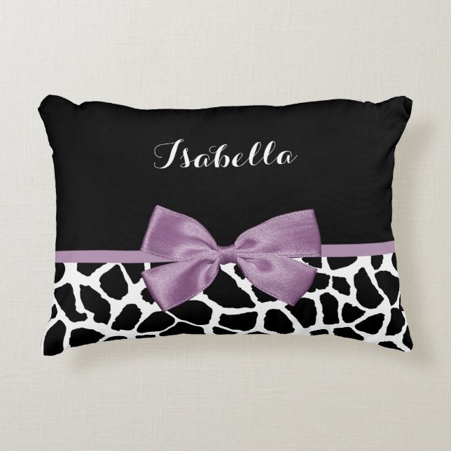 Cute Giraffe Skriv ut Lavender Lila Bow med Namn Prydnadskudde (Framsidan)
