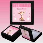Cute giraffe-stjärnor lägger till namn rosa keepsa minnesask<br><div class="desc">Behåll Gift Box för barn. Anpassa med namn. Med en söt giraff,  polka dots och stjärnor med färg rosa och vitt.</div>