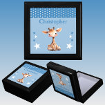 Cute giraffe-stjärnor tillför namn blue keepsaké minnesask<br><div class="desc">Behåll Gift Box för barn. Anpassa med namn. Med en söt giraff,  polka dots och stjärnor med färg blå och vit.</div>
