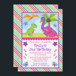 Cute Girl Dinosaur Friends Barns födelsedag Inbjudningar<br><div class="desc">Färgstarka flicksdinosaurivänner med tropiskt träd och solsken,  med blommor och fjärilar på en stripisk lila,  rosa,  gult och blå bakgrund</div>