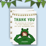 Cute Girl in Grönt Frog Hoody Stars Birthday Tack Kort<br><div class="desc">Cute Girl i Grönt Frog Hoody Stars Birthday Tack för ditt kort. En söt teckning av en tjej som bär en grönt groda. Roligten är utformad för en flicka med gyllene glitter-buntstjärnor. Lägg till din text och gör en coola och roligt på födelsedagen tack för ditt kort till flickan.</div>