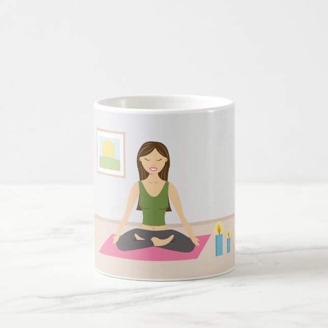 Cute Girl som gör Yoga i ett Söt rum Kaffemugg (Center)