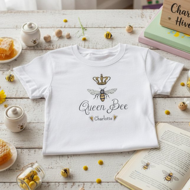 Cute Girls Queen Bee, Guld Krona & Hearts Namn T Shirt (Skapare uppladdad)