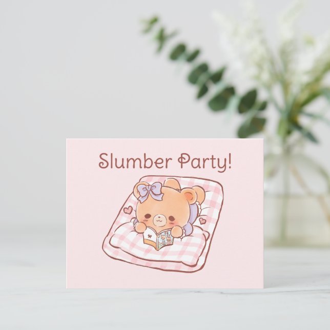 Cute Girly Bear-läsning på Mysigt Bed Slumber Part Inbjudan Vykort (Stående Fram)