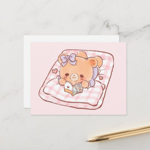 Cute Girly Bear läste Shojo Manga på Mysigt Bed Vykort