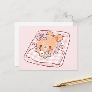 Cute Girly Bear läste Shojo Manga på Mysigt Bed Vykort