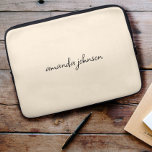 Cute Girly Modern Beige Monogram Cursive Fullt Nam Laptop Fodral<br><div class="desc">En gigantisk monogramdesign på en beige bakgrund.</div>