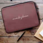 Cute Girly Modern Red Monogram Cursive Fullt Namn Laptop Fodral<br><div class="desc">En söt vit kursiv monogramdesign på en mörk Tera har röd bakgrund.</div>