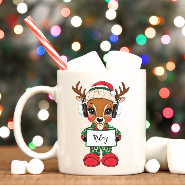 Cute Girly Reindeer jul Helgdag Mugg (Cute Christmas reindeer in Christmas pajamas, custom holiday mug.)