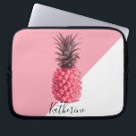 Cute, girly tropical rosa och vit ananas laptop sleeve<br><div class="desc">Snyggtens rosa,  ananas utformning.</div>