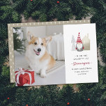 Cute Gnome beklagar | Pet-julfoto Julkort<br><div class="desc">Det här minsta designade helgdag-fotokortet har en söt liten gnom, tillsammans med ett byhus och en träd. Ett färg-schema med rött, vitt, grått och beige ge är en mysigt känsla. "Jag står på den stygga listan - gnomånger ångrar." Baksidan innehåller mönster av vitt Julgranar över anpassningsbar färg (visas i beige)....</div>