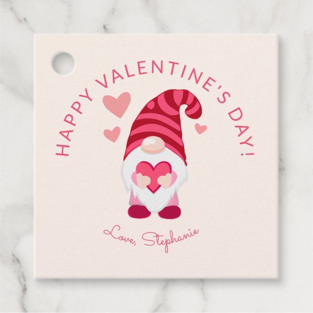 Cute Gnome Holding a Heart Valentine Day Gåvor Etiketter (Framsida)