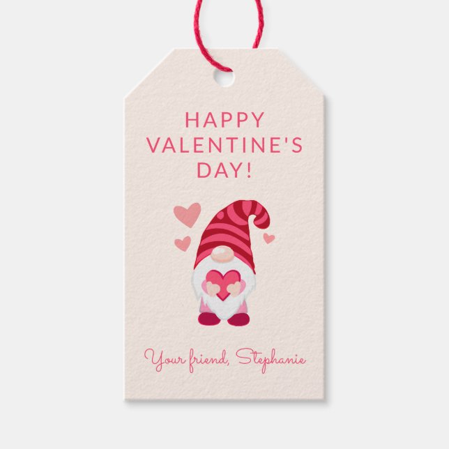 Cute Gnome Holding a Heart Valentine Day Presentetikett (Framsidan)