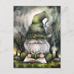 Cute Gnome läser hans magiska Bokar Vykort