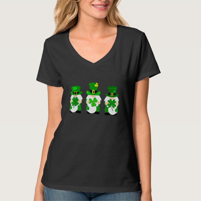 Cute Gnomes Holding Shamrock Leopard Plaid St Patr T Shirt (Framsida)