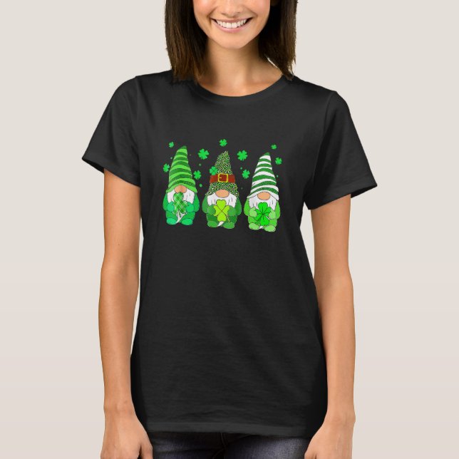 Cute Gnomes Holding Shamrock Leopard Plaid St Patr T Shirt (Framsida)