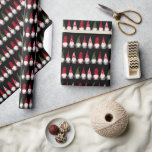 Cute Gnomes Mönster jul Helgdag Presentpapper<br><div class="desc">Den här helgdag i roligten med en papper omslutning har ett mönster med söta gnomer i rött,  grönt,  vitt och grått över en svart bakgrund (färg kan anpassas om så önskas).</div>