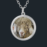 CUTE GOAT SILVERPLÄTERAT HALSBAND<br><div class="desc">En roligt fotografisk design av en vacker angorabas.</div>