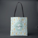 Cute Golden Retriever Hund Monogram Tygkasse<br><div class="desc">Den här söta toteväskan har en blå, vacker illustration av guldvalpen i mönster, med blommor och tennis bollar, med ställe för att du ska kunna lägga till ett namn i ett modernt, minimalistiskt teckensnitt. En fantastisk gåva till vilken hund eller hund älskare som helst, perfekt för ett hund älskande barn...</div>