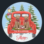 Cute Goldendoodle Puppies Vintage Red Lastbil Runt Klistermärke<br><div class="desc">Du kan just falla i kärlek med den här scenen - de berömvärda gulddodelvalparna, vintagen lastbil med snö täckte träd i bakgrunden och lampan med helgdag. "Merry" är budskapet - och du kan lägga till året och familjen namn. Ha det här till din egen julklapp eller som en speciell dekoration....</div>