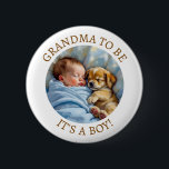 Cute Grandma to be | Pojks babyskor Knapp<br><div class="desc">En söt blå och brun babydusch farmor som säger: "Det är en pojke." Teknisk grafik av en nyfödd pojke som bläddrar med valp.</div>