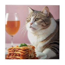 Cute Grått Cat med Lasagna och Vin glas