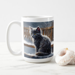 Cute Grått Cat på en bench i Snö Kaffemugg