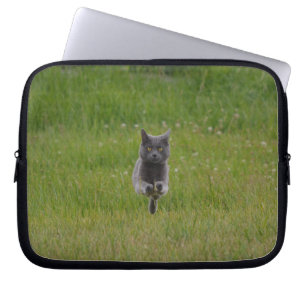 Cute Grått Farm Cat-Tävla över Grönt Grass Photo Laptop Sleeve