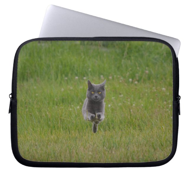 Cute Grått Farm Cat-Tävla över Grönt Grass Photo Laptop Sleeve (Framsidan)
