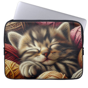 Cute Grått Kitten Napping i Bollar i garn Laptop Fodral