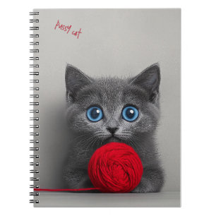 Cute Grått Kitten spelar med Red Wool Boll Anteckningsbok