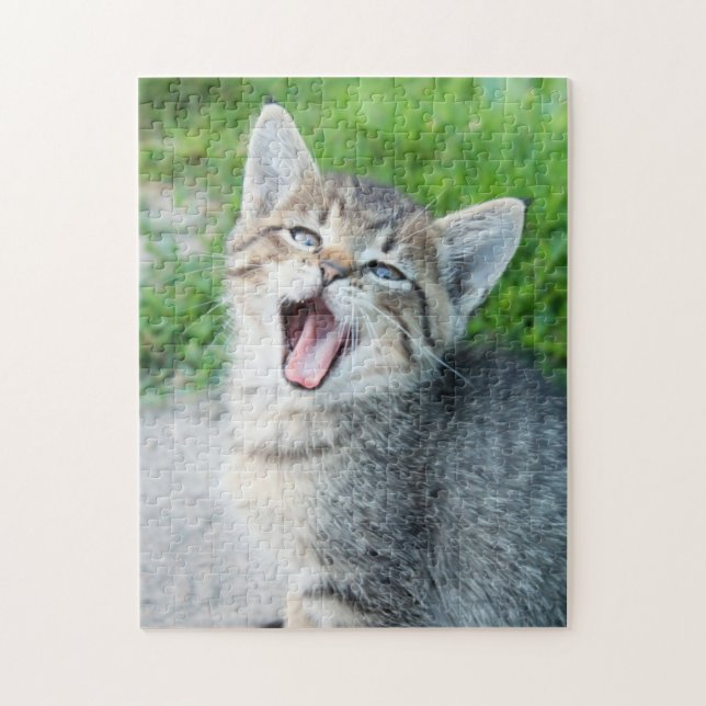 Cute Grått Kitten Yawning Pussel (Vertikal)