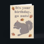 Cute Grått Squirrel Funny Go Nöt Birthday Kort<br><div class="desc">Oavsett om de kärlek ekorrar eller matas upp med dessa djur som alltid raderar sin fågelmatare, så får de en spark ur det här söta ekorrefödelsedagskortet. Det är en söt illustration av en grått-ekorre och några akorns och meddelandet "Det är din födelsedag, gå nöt!" på framsidan. Insidan av det här...</div>