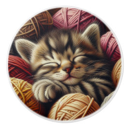 Cute Grått Stripe Kitten Napping in Yarn Knopp