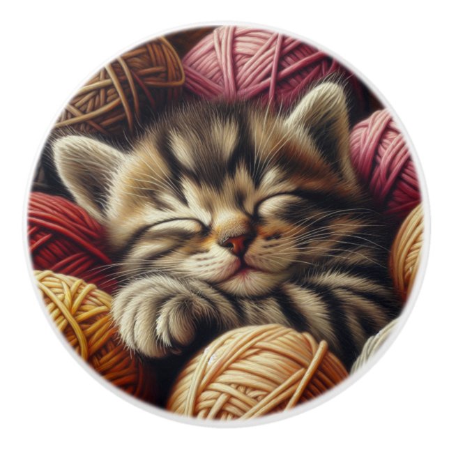 Cute Grått Stripe Kitten Napping in Yarn Knopp (Framsidan)