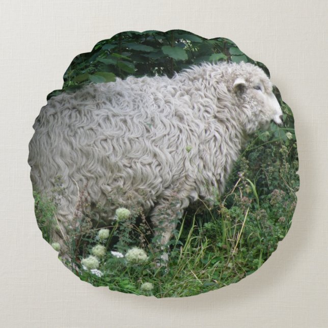 Cute Greedy Sheep Eating Pillow Rund Kudde (Framsidan)