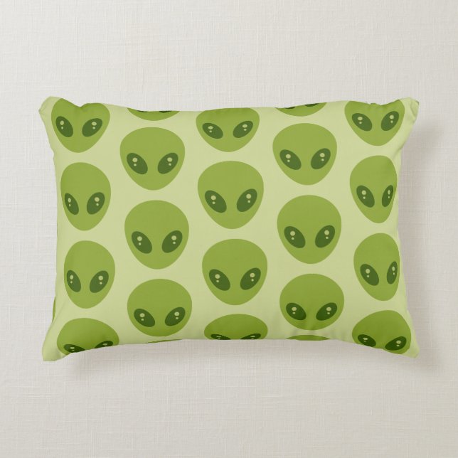 Cute Green Alien Heads Pattern Prydnadskudde (Framsidan)