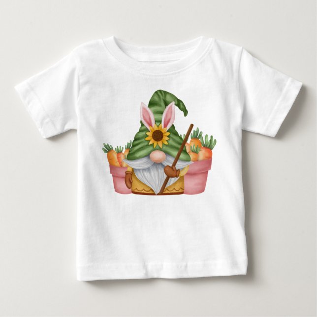 CUTE GREEN EASTER GNOME WITH ORANGE CARROTS T SHIRT (Framsida)