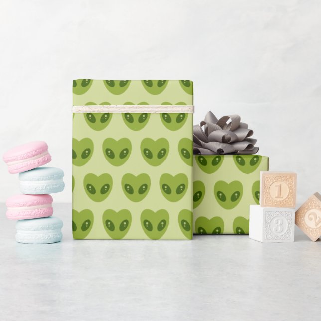 Cute Green Heart-Shaped Alien Head Pattern Presentpapper (Baby Shower)